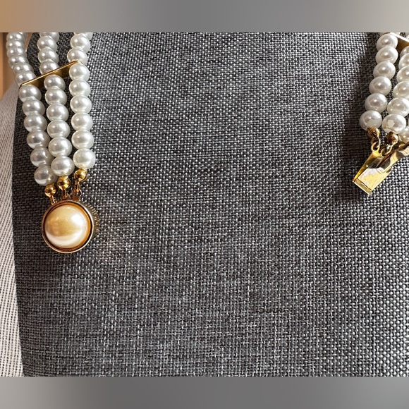SALE!!!!  EUC! Vintage 3 Strand Fashion Pearl Necklace - Picture 6 of 9
